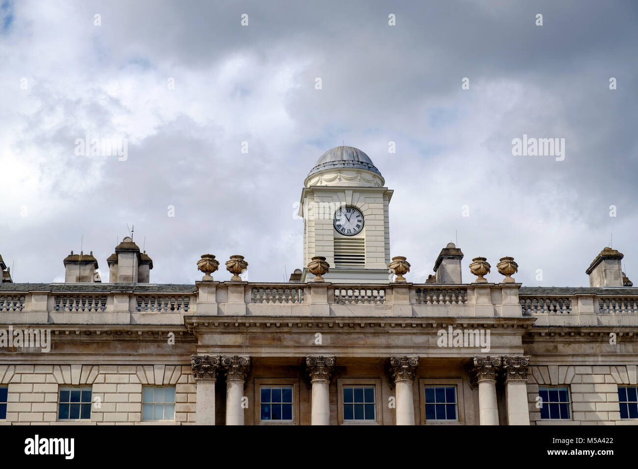 Orologio all'ala est del Somerset House, The Strand, Londra. Il cielo blu con nuvole. Spazio di copia, paesaggio. Foto Stock