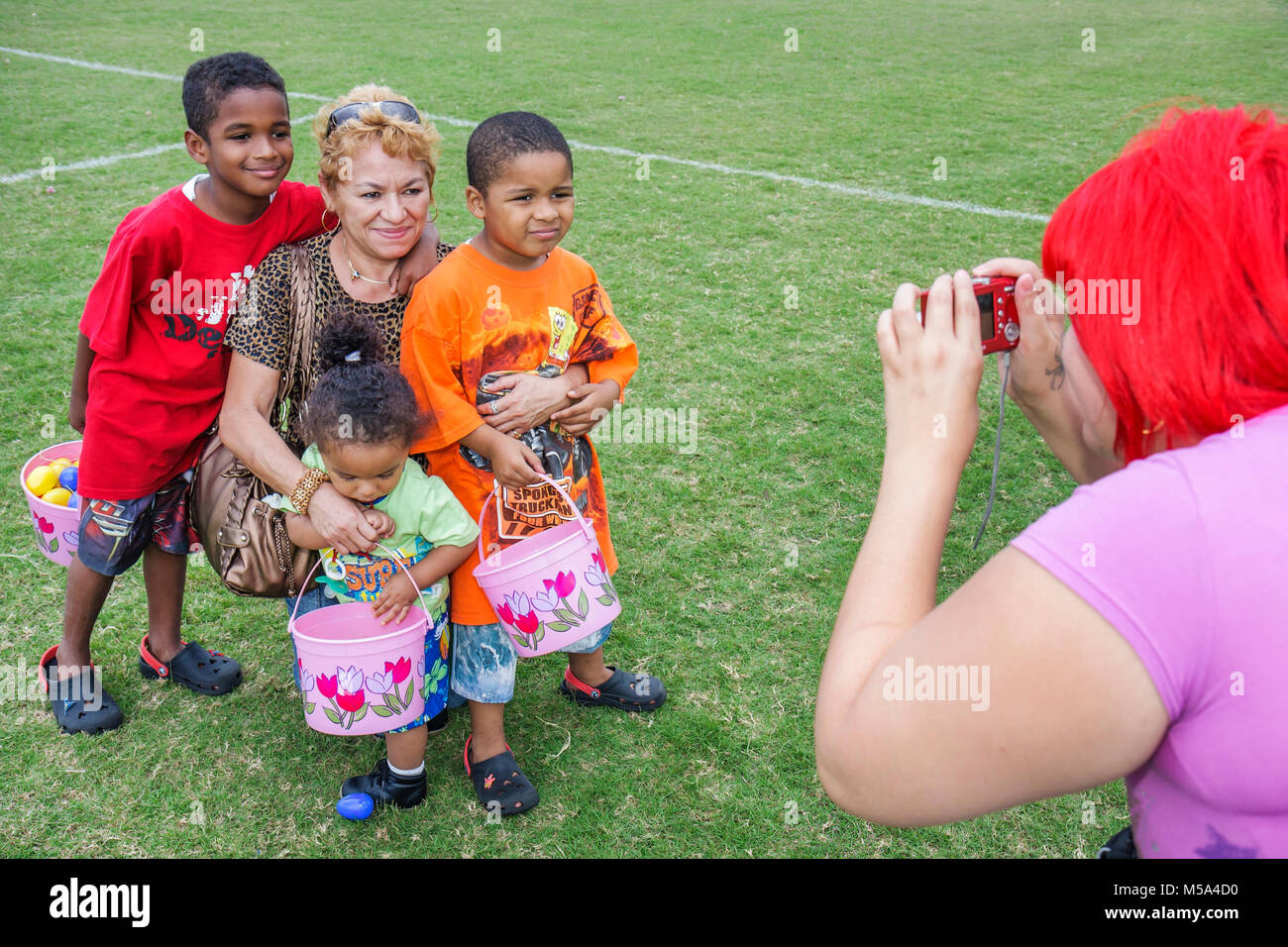 Miami Florida,Hialeah,Milander Park,Pasqua Egg stravaganza,fiera,evento comunitario,ispanico Latino etnia immigrati minoritari, adulto Foto Stock