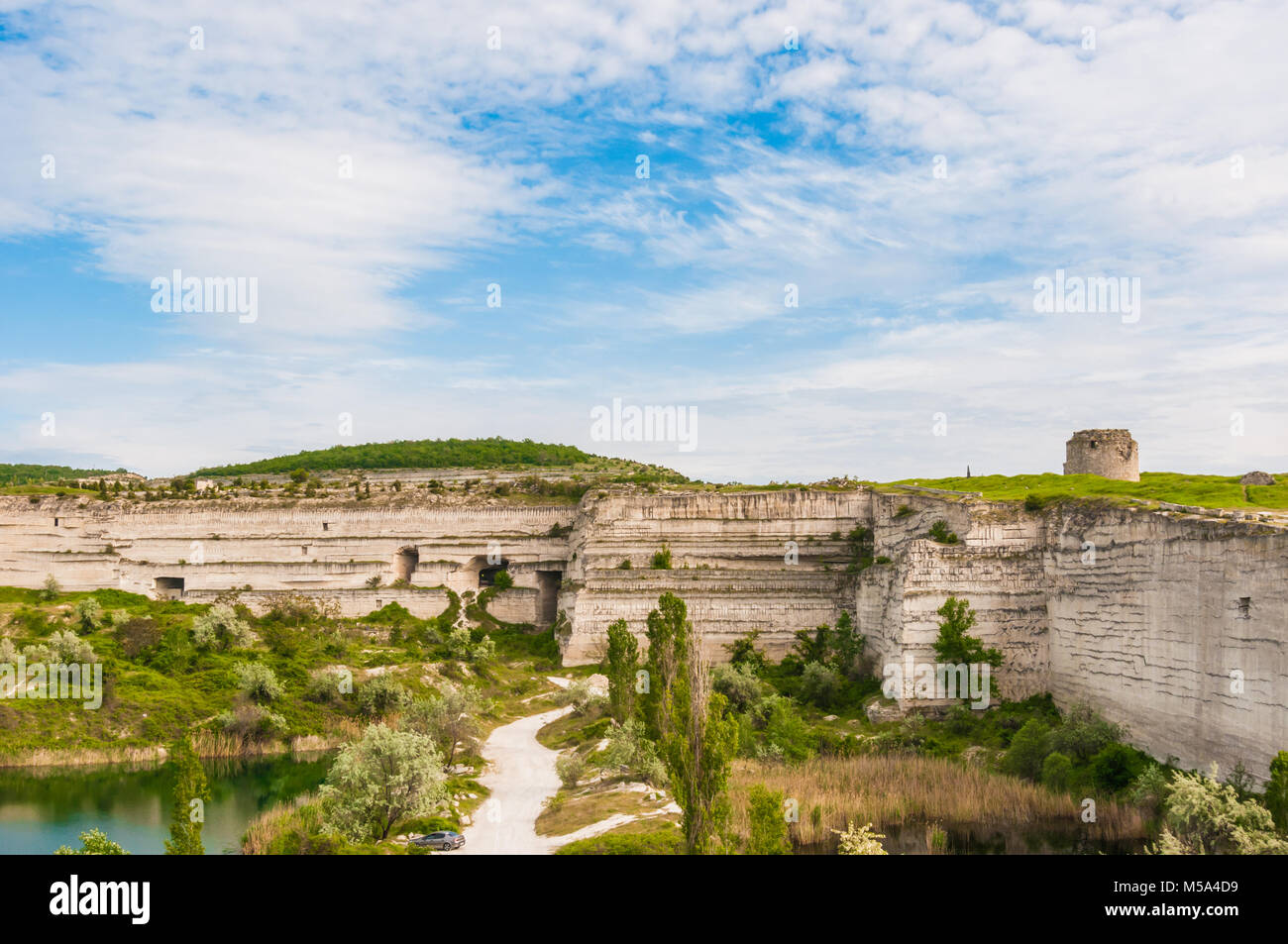 Produzione di magazzino nella cava di argilla blu, enormi macchine per impilare Foto Stock
