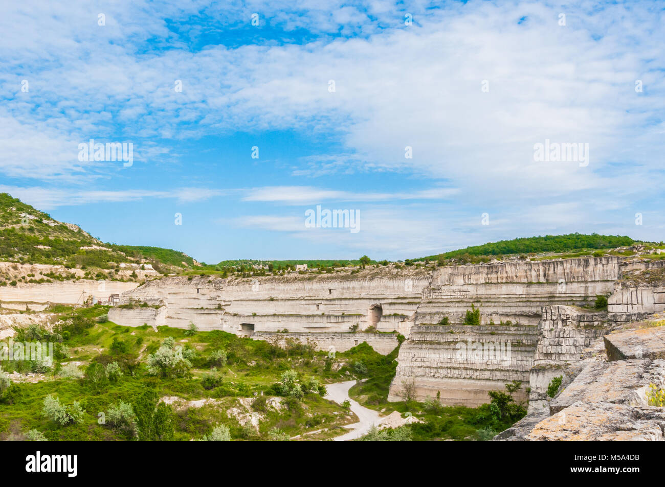 Produzione di magazzino nella cava di argilla blu, enormi macchine per impilare Foto Stock