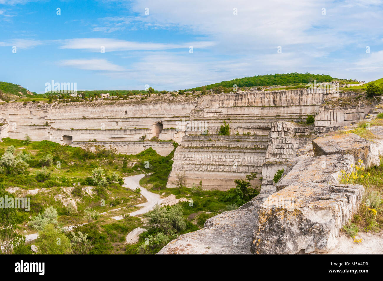 Produzione di magazzino nella cava di argilla blu, enormi macchine per impilare Foto Stock