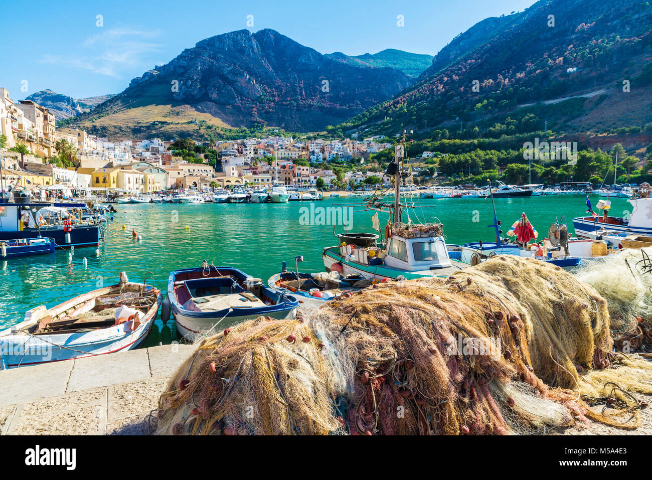 Vista di Castellammare del Golfo con la sua marina con barche da pesca e  yacht in estate in Sicilia, Italia Foto stock - Alamy