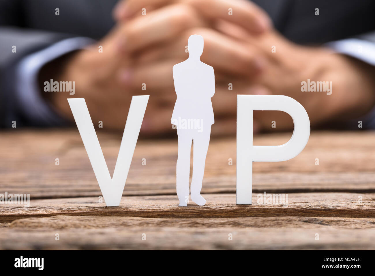 Immagine ritagliata di imprenditore e VIP testo sul tavolo di legno Foto Stock