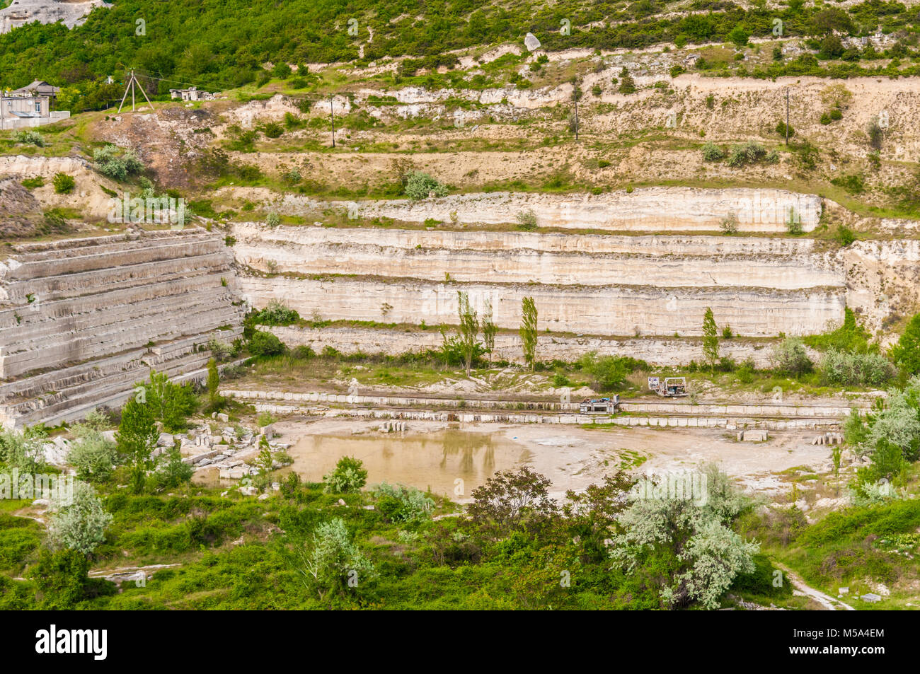 Produzione di magazzino nella cava di argilla blu, enormi macchine per impilare Foto Stock