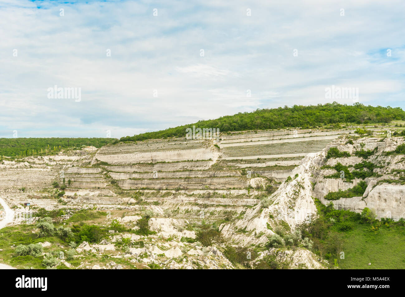 Produzione di magazzino nella cava di argilla blu, enormi macchine per impilare Foto Stock