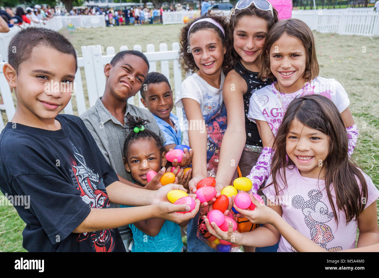 Miami Florida,Hialeah,Milander Park,Easter Egg stravaganza,fiera,comunità ispanica festive,tradizione,caccia alle uova in plastica,ragazzi,ragazzi maschi bambini bambini chi Foto Stock