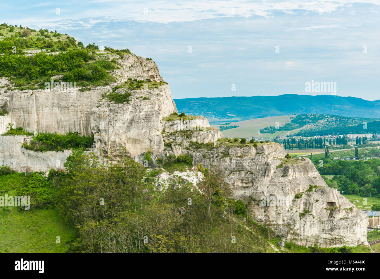 Produzione di magazzino nella cava di argilla blu, enormi macchine per impilare Foto Stock