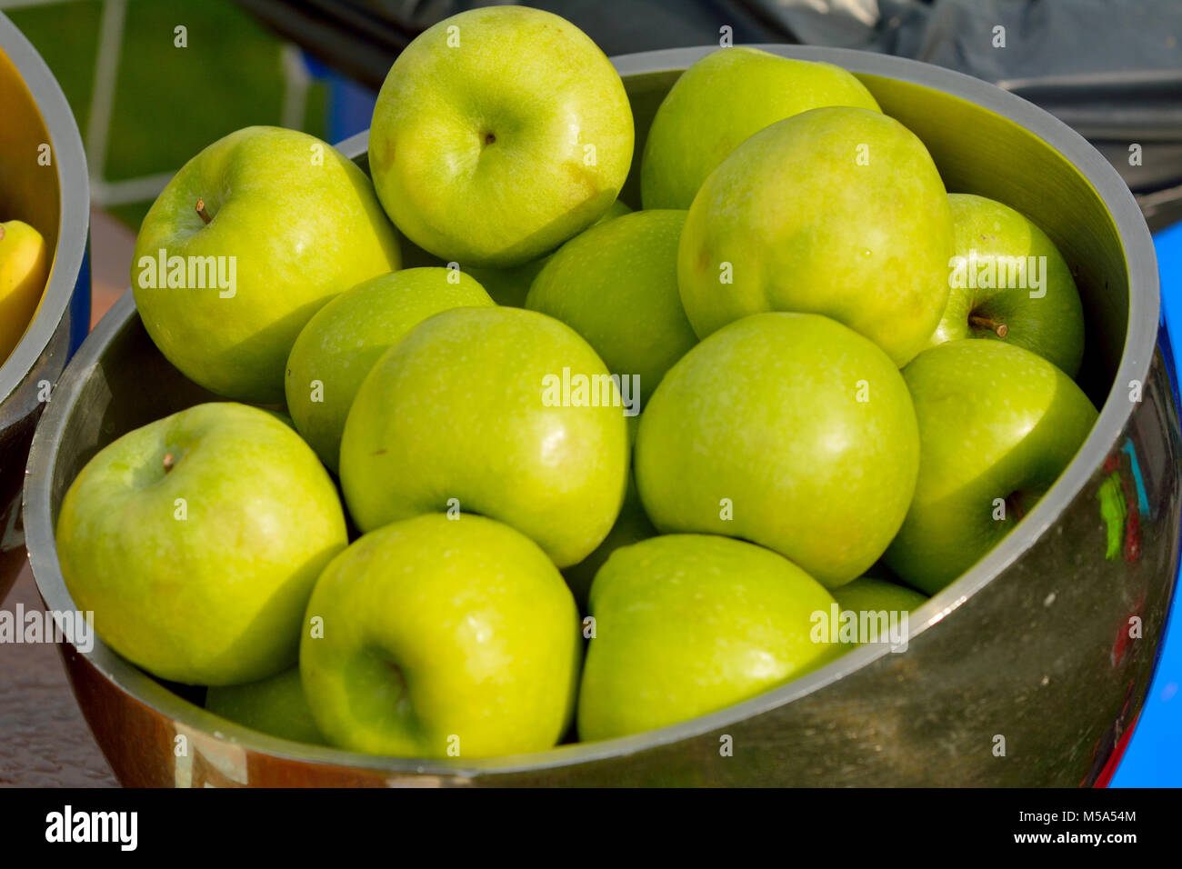 Mele Verdi in una ciotola. Foto Stock