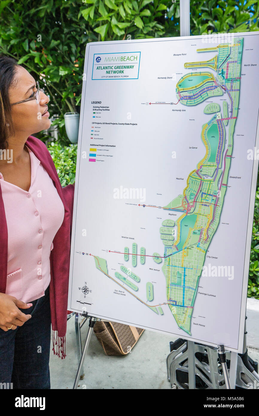 Miami Beach Florida, Lincoln Road, Bike to Work Week, mappa, donne donne nere, Atlantic Greenway Network, bicicletta, bicicletta, equitazione, ciclismo, motociclista, bicicletta, p Foto Stock