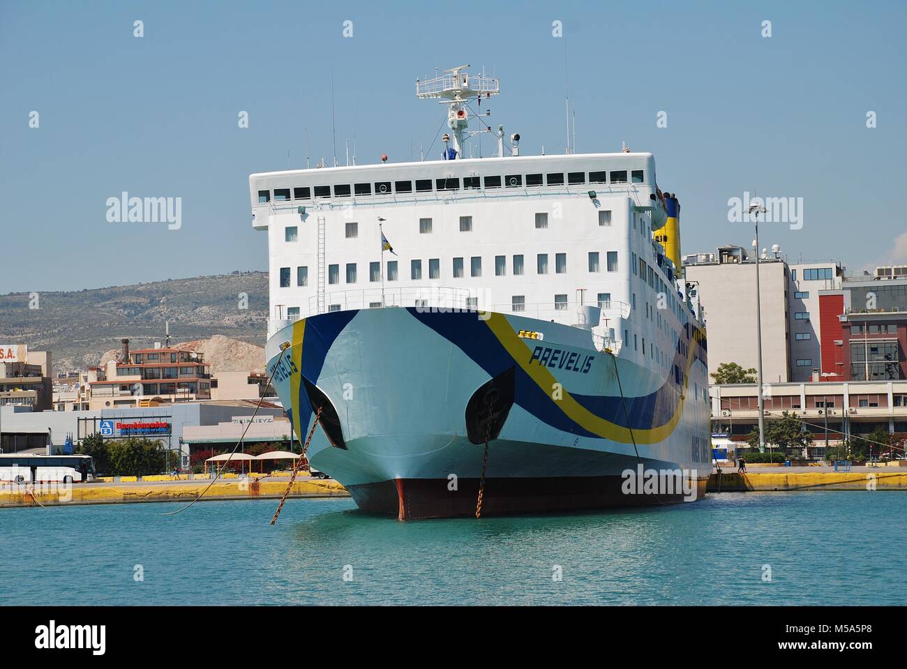 ANEK LINES traghetto Prevelis ormeggiata al porto del Pireo ad Atene in Grecia il 25 aprile 2017. La MTR 142.5recipiente è stato costruito nel 1980 in Giappone. Foto Stock