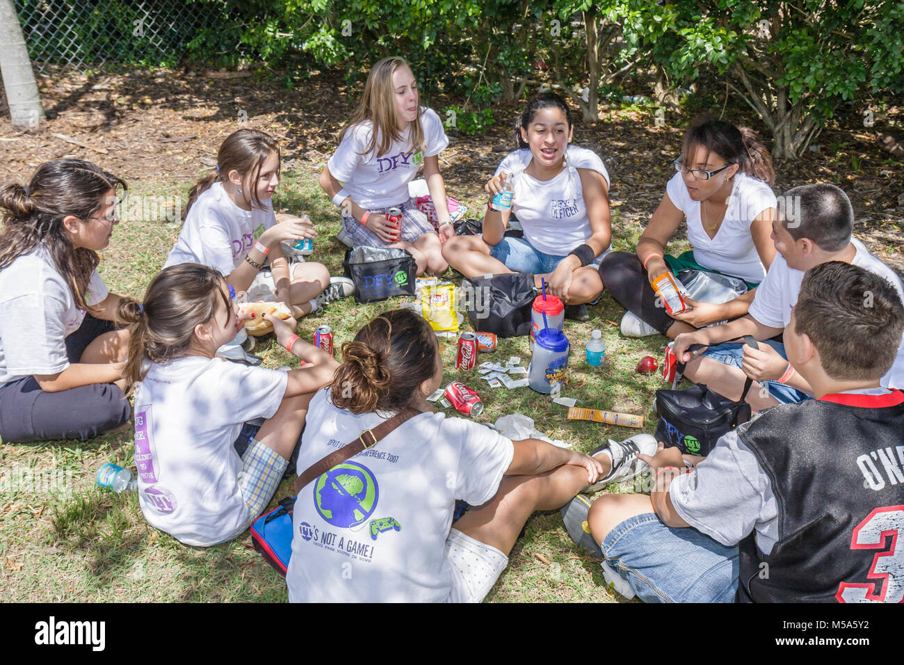 Miami Florida,Metrozoo,zoo,Drug Free Fest,Drug Free Youth in Town DFYIT club,anti-dipendenza programma organizzazione no-profit,gita sul campo,teen te ispanico Foto Stock