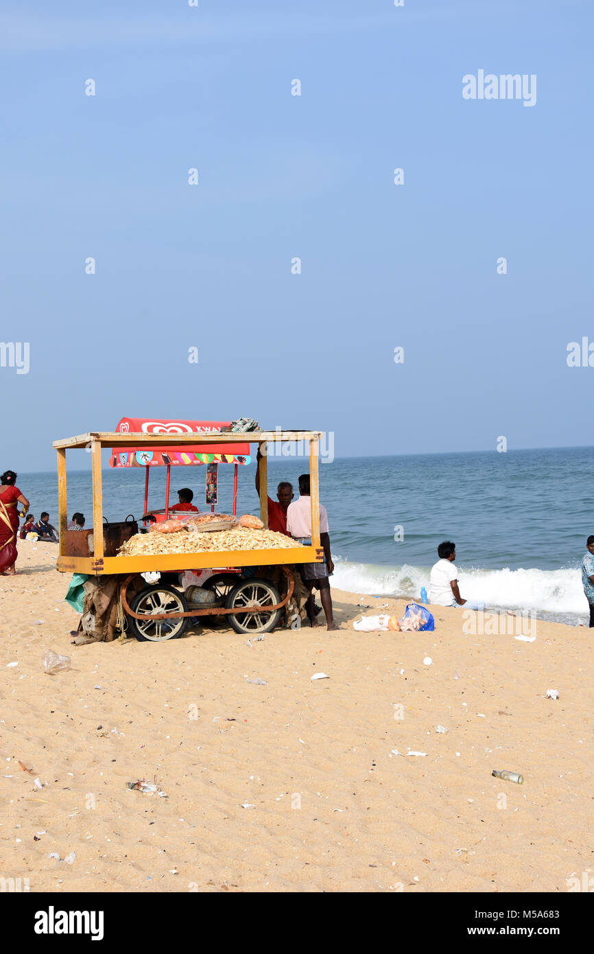 Carrello vendita di varietà di chip su marina beach, Chennai. India Foto Stock