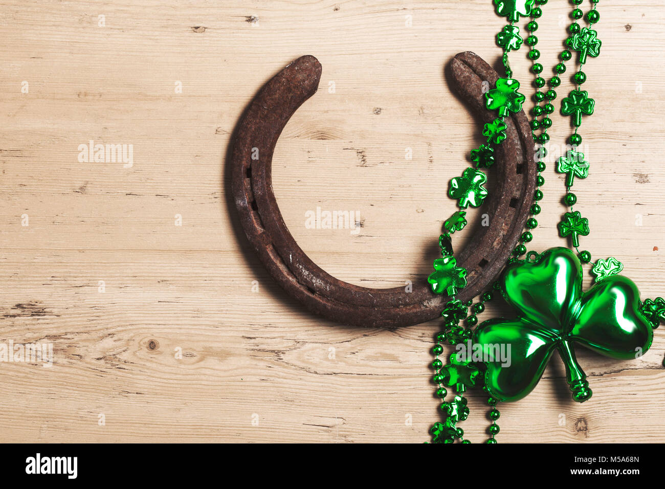 Lucky ferro di cavallo con il giorno di San Patrizio verde decorazioni di trifoglio Foto Stock