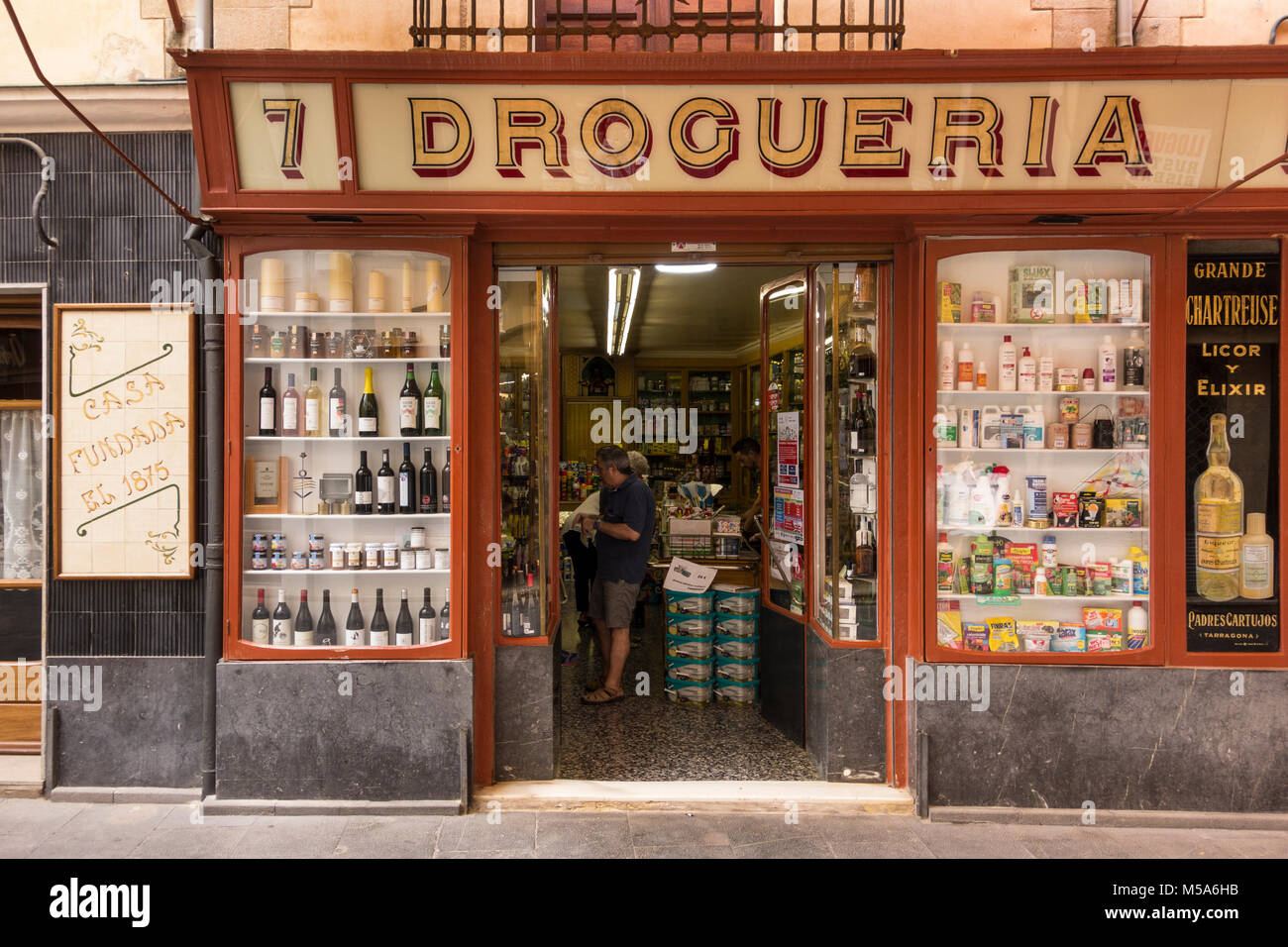 Una Farmacia anche la vendita di vari prodotti alimentari in La Bisbal d'Empordà, Baix Empordà, Catalogna, Spagna Foto Stock