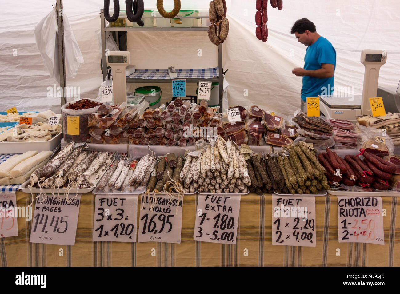 Bancarella vendendo varietà di salsiccia secca al mercato settimanale in La Bisbal d'Emporda, Baix Empordà, Catalogna, Spagna Foto Stock