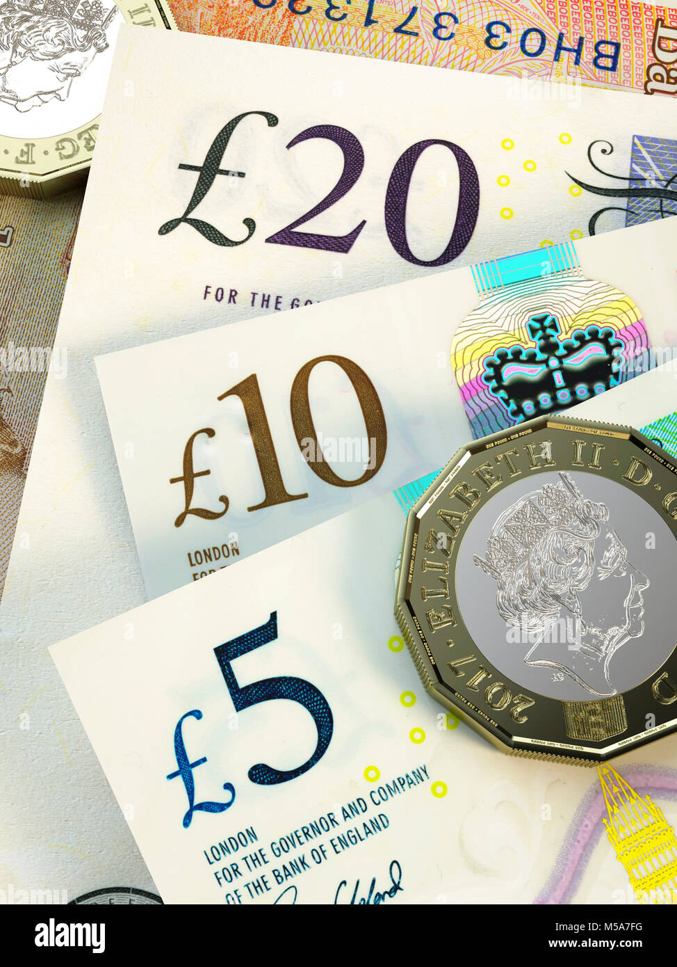 Banconote da £20 £10 e £5 pound primo piano con 2017 monete da £1 pound di design Foto Stock