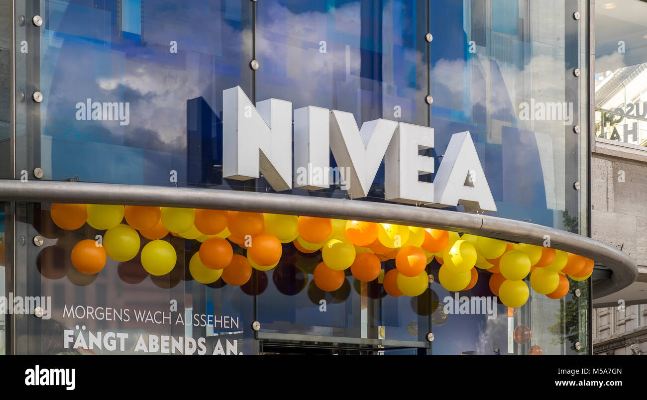 Nivea Haus (Nivea flagship store) firmano il logo, Amburgo, Germania Foto Stock