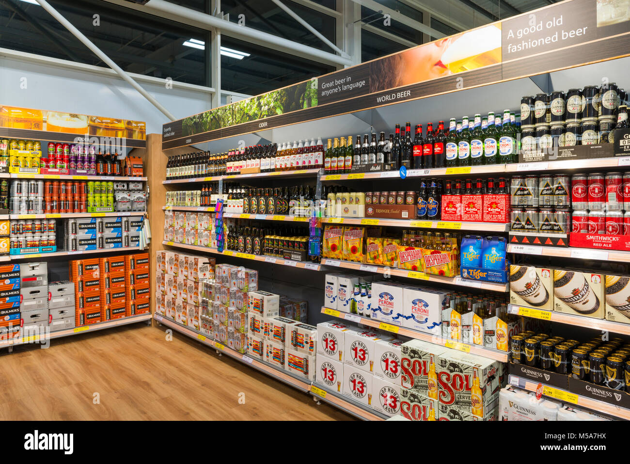 La birra lager, sidro di mele e di altre bevande alcoliche in vendita in un supermercato, REGNO UNITO Foto Stock