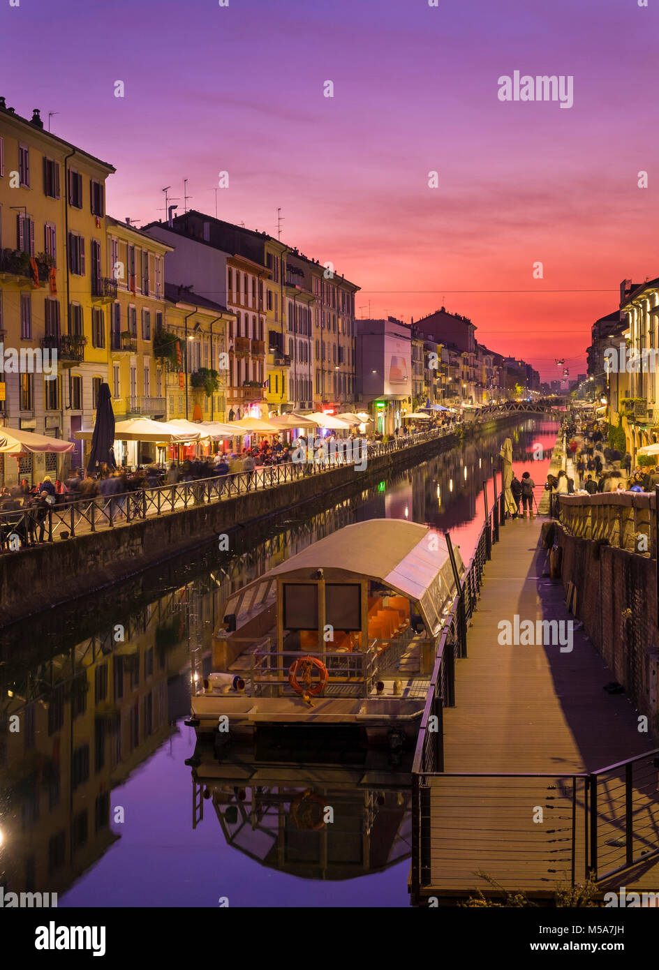 Il Naviglio Grande canal, Milano, Italia di notte Foto Stock