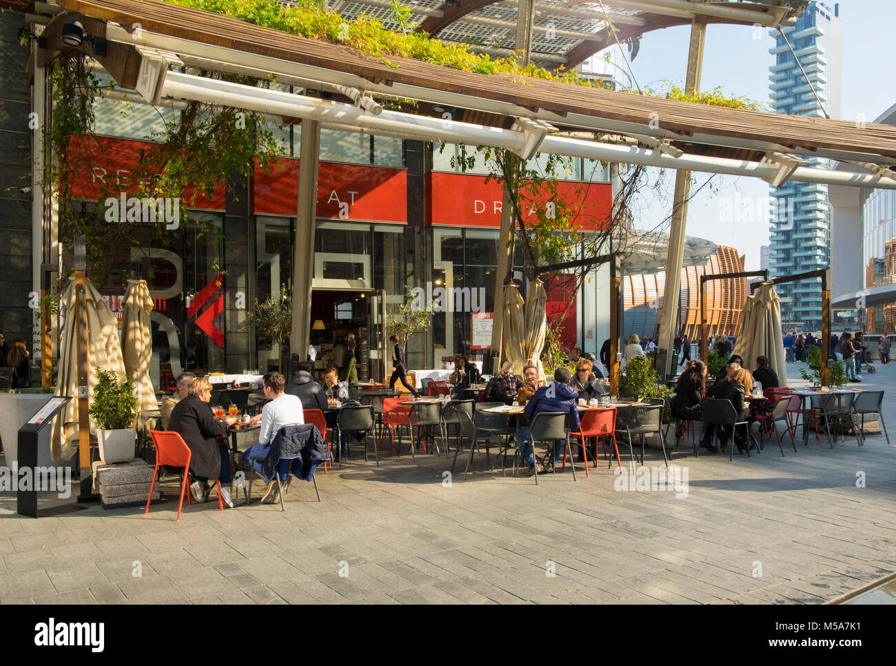 Le persone a un street cafe a Porta Nuova, Milano, Italia - il distretto centrale degli affari Foto Stock