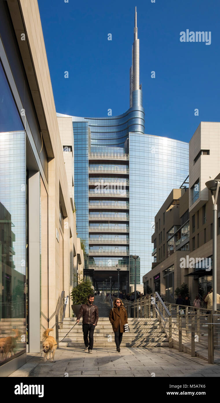 Porta Nuova quartiere degli affari con la torre di UniCredit e persone, Milano, Italia Foto Stock