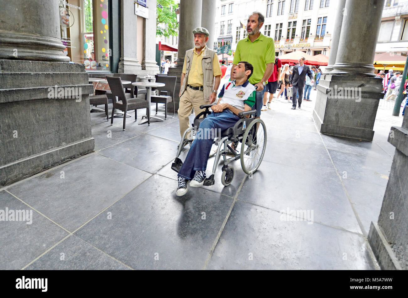 Bruxelles, Belgio. Uomo disabili in sedia a rotelle entra Galeries Royales St Hubert Foto Stock