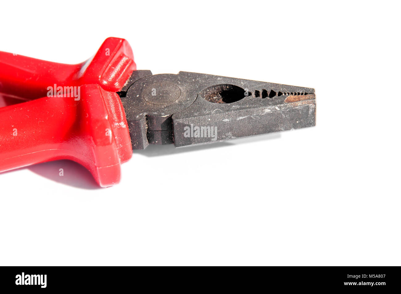 Maniglia rossa ingegnere in acciaio attrezzatura pinze con tracciato di  ritaglio per lavori di costruzione Foto stock - Alamy