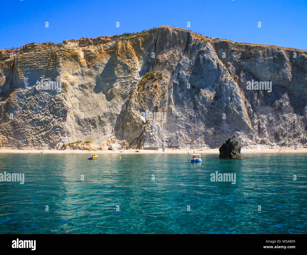 Bel volto dell'Isola di Ponza visto da limpide acque blu di Chiaia di Luna Foto Stock