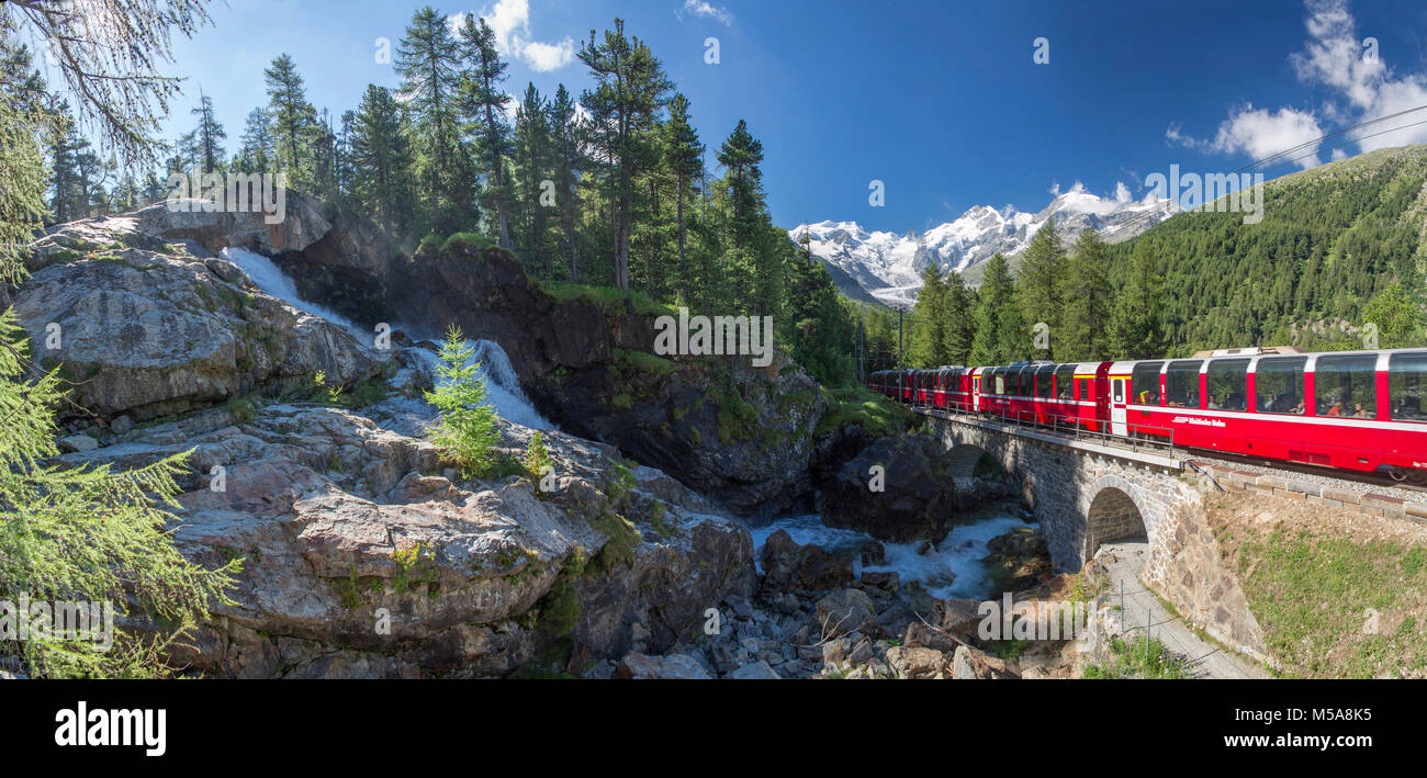 Bernina Express Berninamassiv vor im Oberengadin Foto Stock