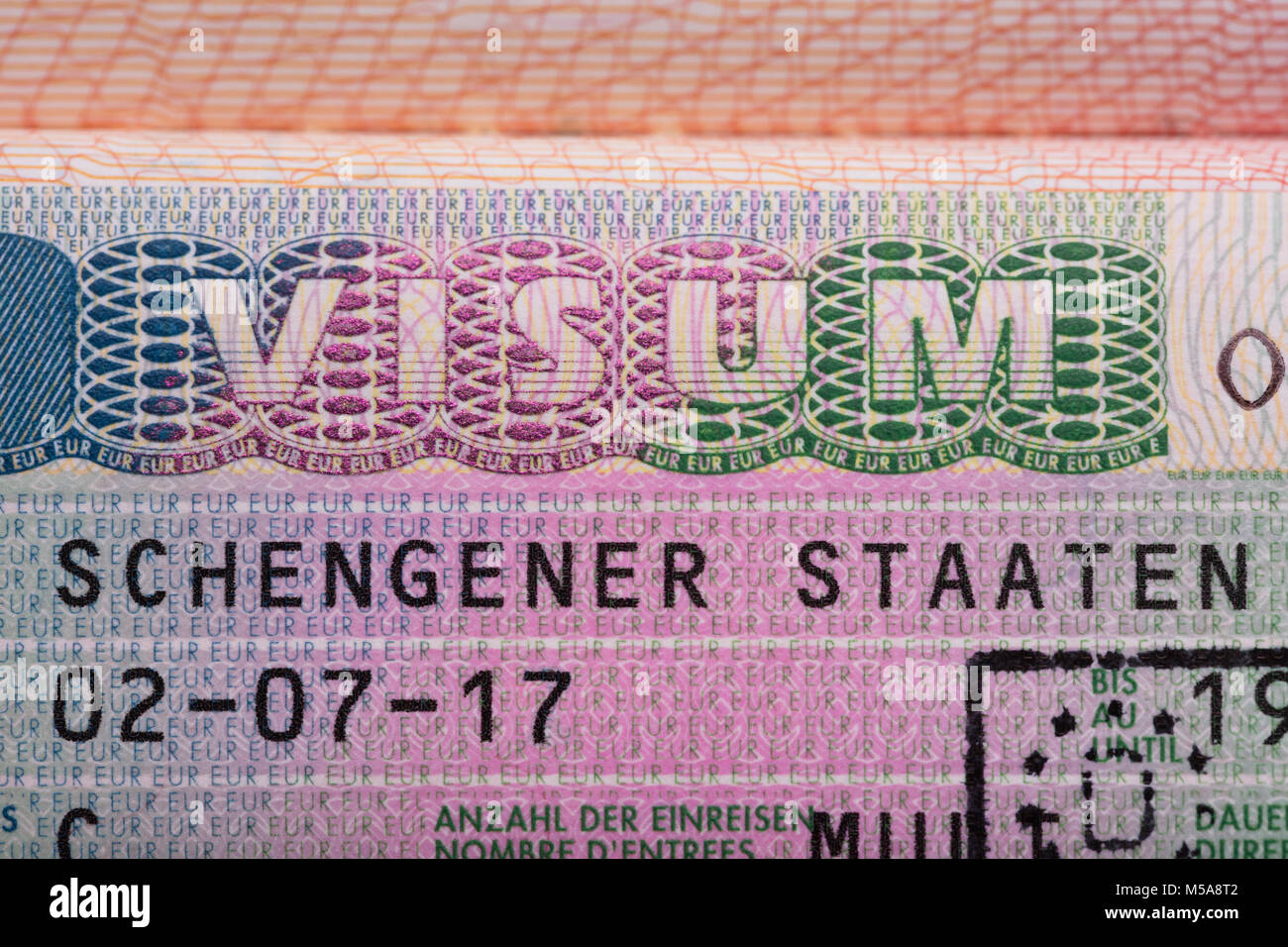 Vista in elevazione del testo Visum sul passaporto. Il tedesco Visto di Schengen Foto Stock