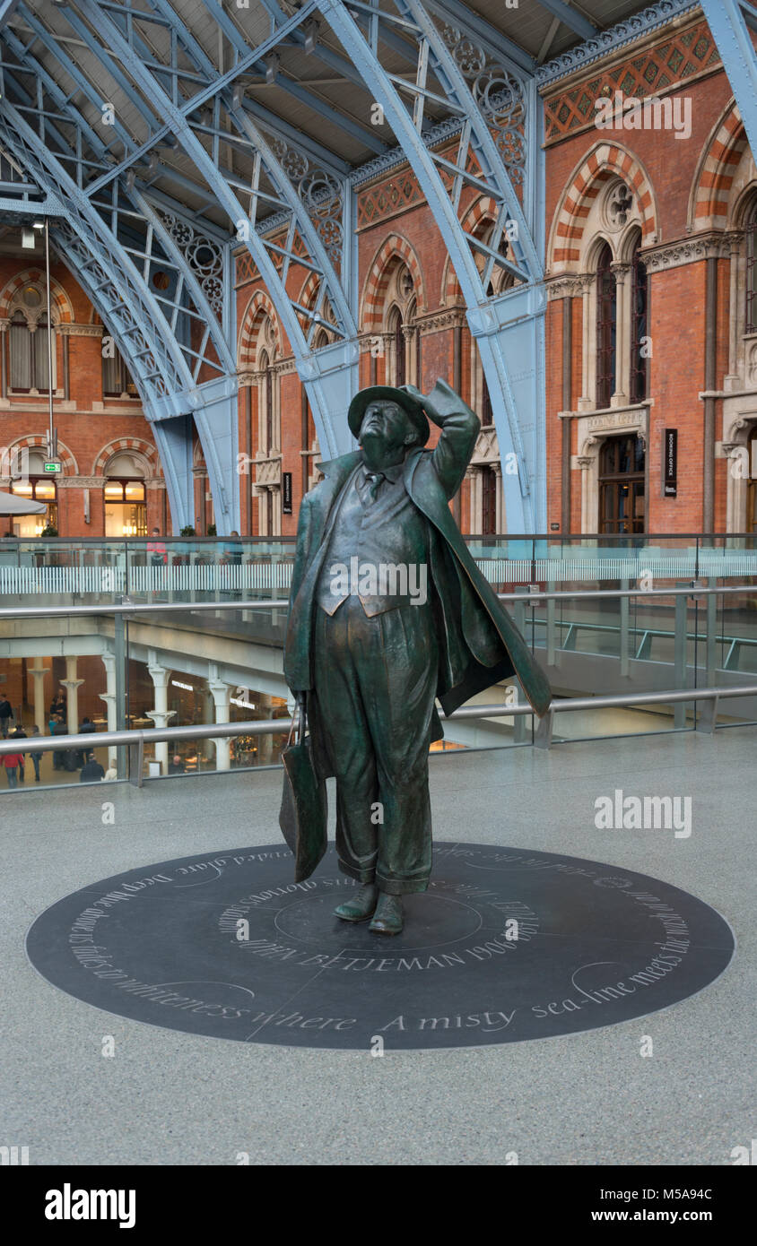 Statua di Sir John Betjeman, poeta, alla stazione di St Pancras, London Foto Stock