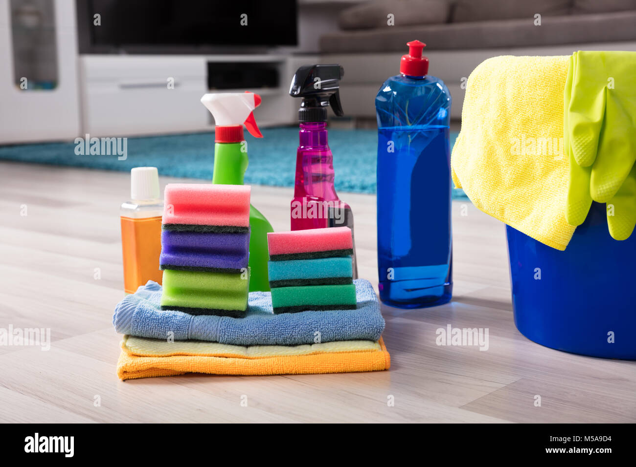 Colore blu con benna per la pulizia della casa prodotti sul pavimento di legno a casa Foto Stock