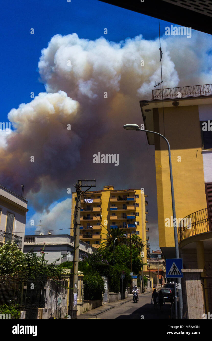 Forrest fuoco sulla Costiera Amalfitana Foto Stock