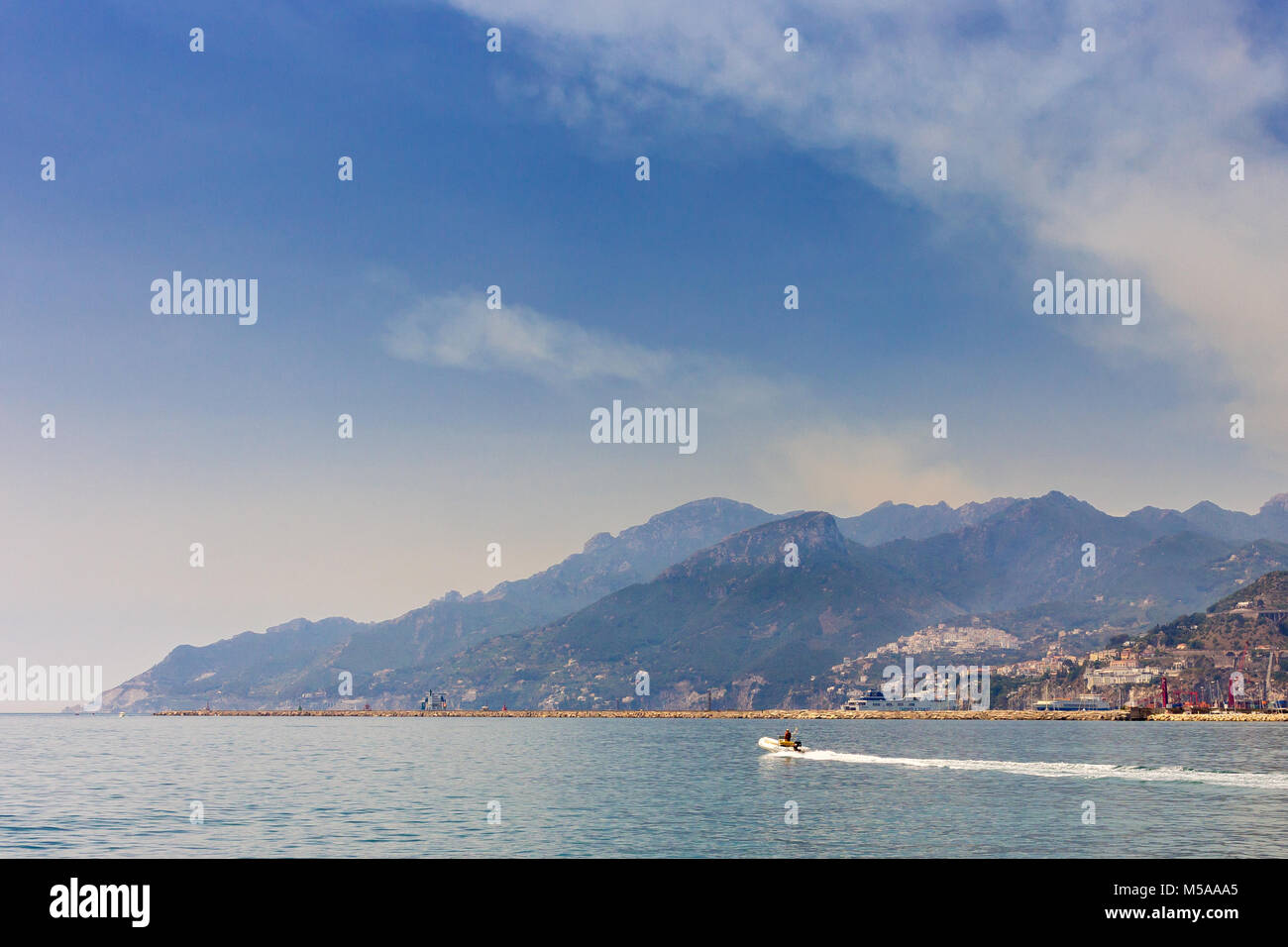 Barche a vela attorno a Salerno, Italia Foto Stock