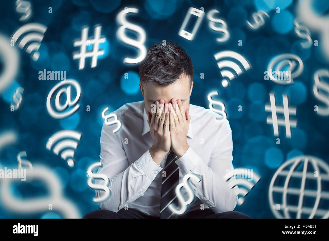 L'uomo circondato da internet e paragrafo icone Foto Stock