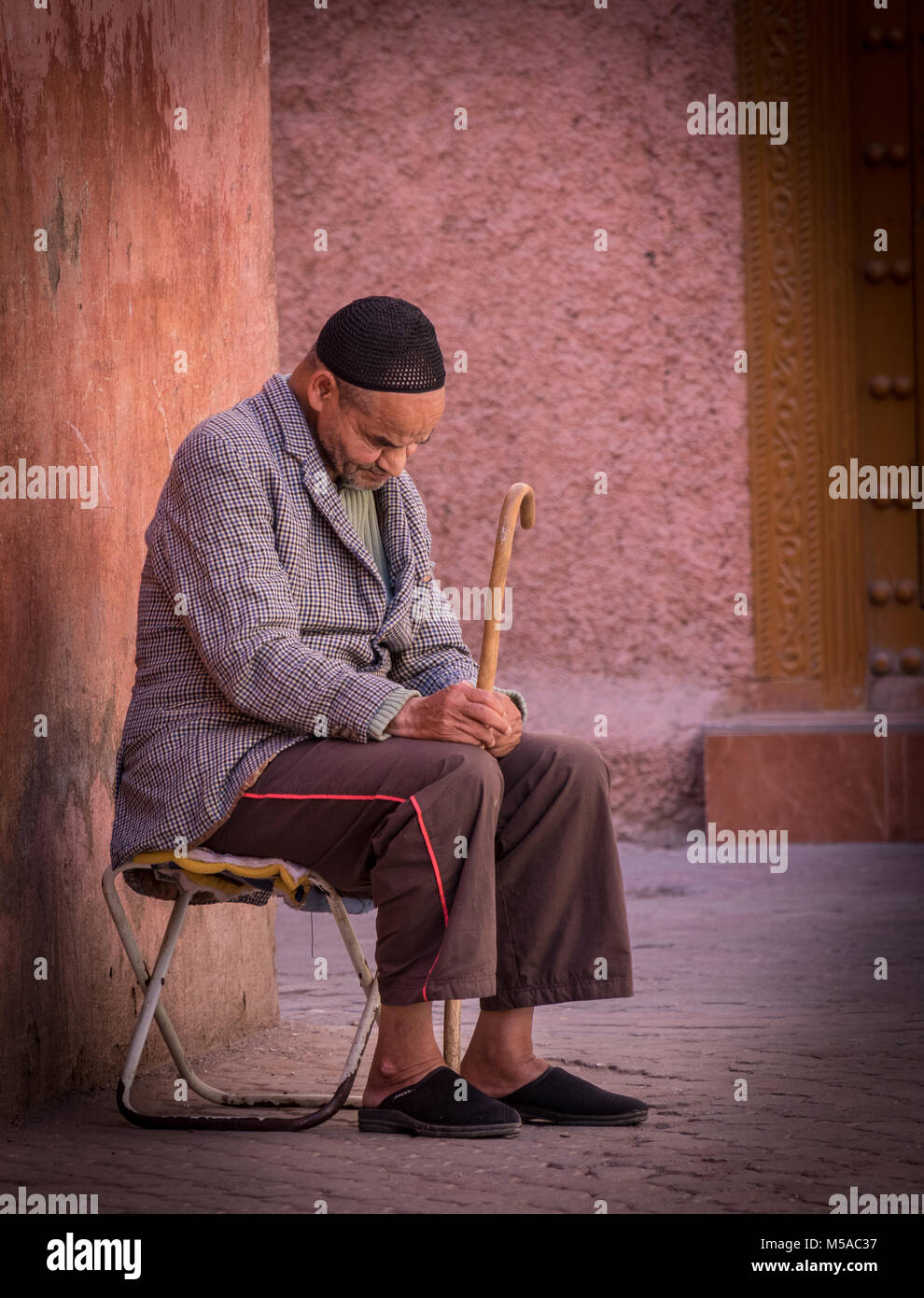 Uomo marocchino prendendo un pisolino pomeridiano Marocco Africa Foto Stock