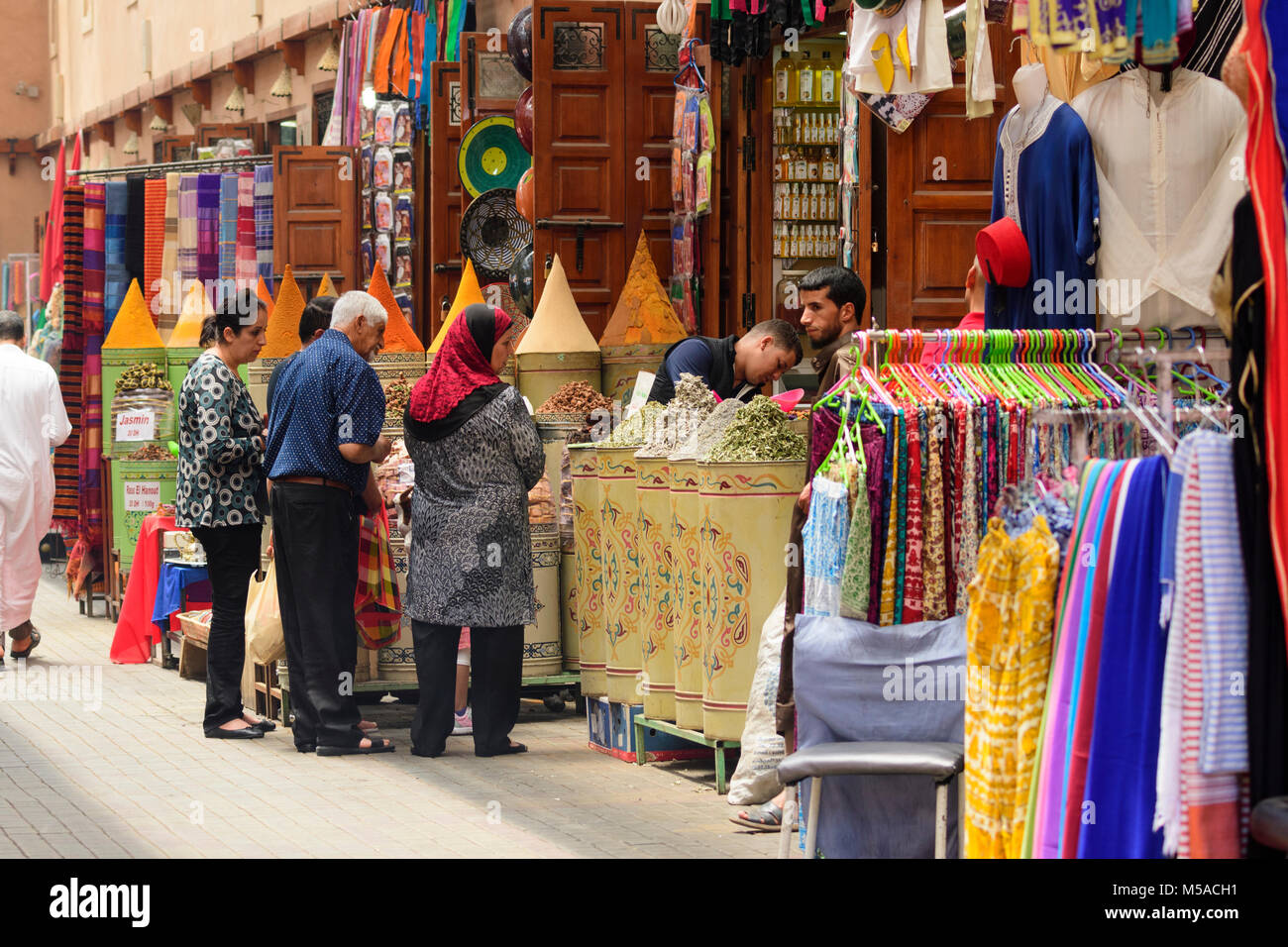 Il Marocco, Marrakech, Medina, Souk, persone in street market, Africa Africa, Nord Africa, del Maghreb Foto Stock