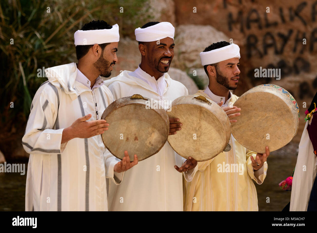 Il Marocco, Marocchina, Berber, gli uomini cantano e suonano le percussioni in Todra gorge, Africa Settentrionale, Africa, Africana Foto Stock