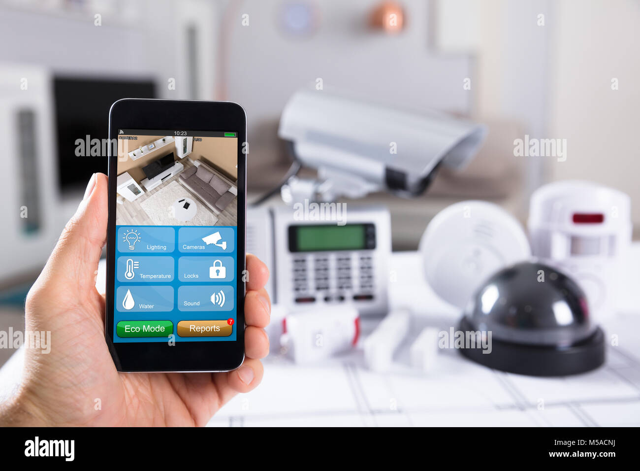 Close-up di una persona della mano che tiene il telefono cellulare con telecamera TVCC filmati sullo schermo Foto Stock