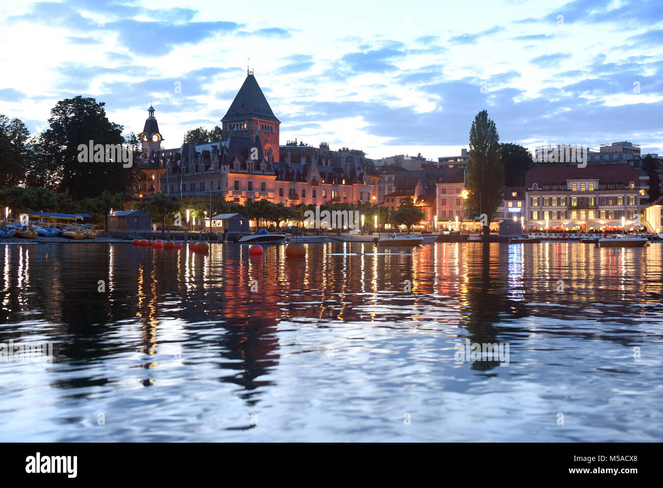 Chateau Ouchy (Château d'Ouchy) sul Lago di Ginevra promenade di sera time, Losanna, Svizzera Foto Stock