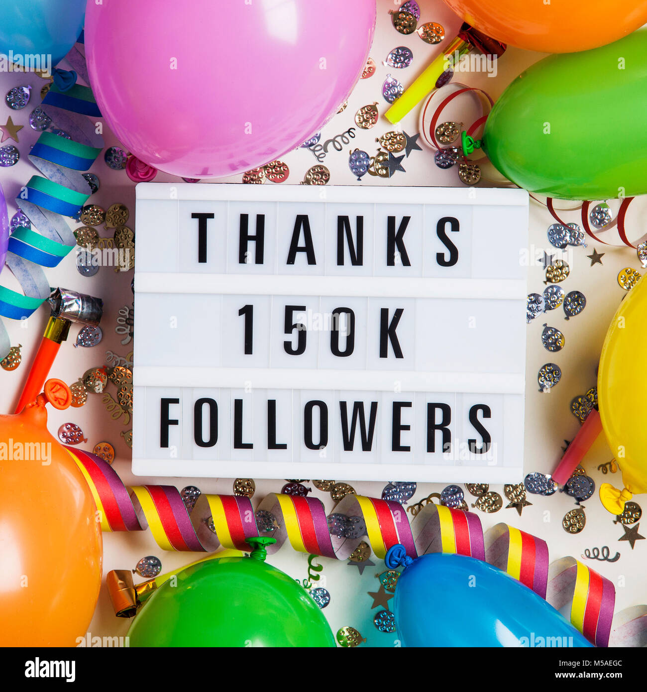 Grazie 150 migliaia di seguaci di social media sfondo lightbox. Celebrazione di seguaci, abbonati ama. Foto Stock