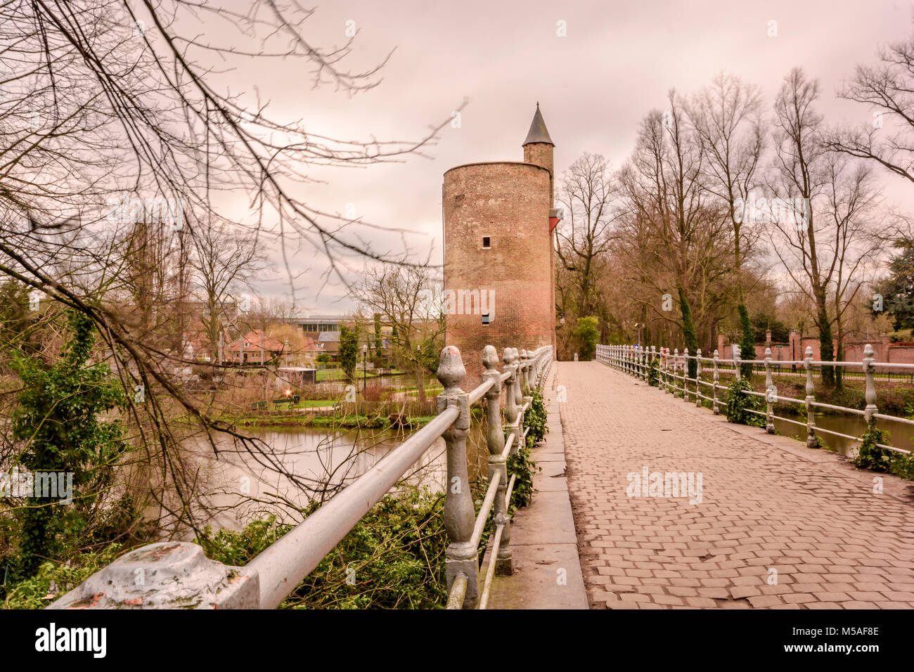 Questa torre è noto come Torre di polvere e sta attraversando un ponte in minnewater lago. Catturato questa torre durante il mio viaggio a Brugges durante il Natale 2017 Foto Stock