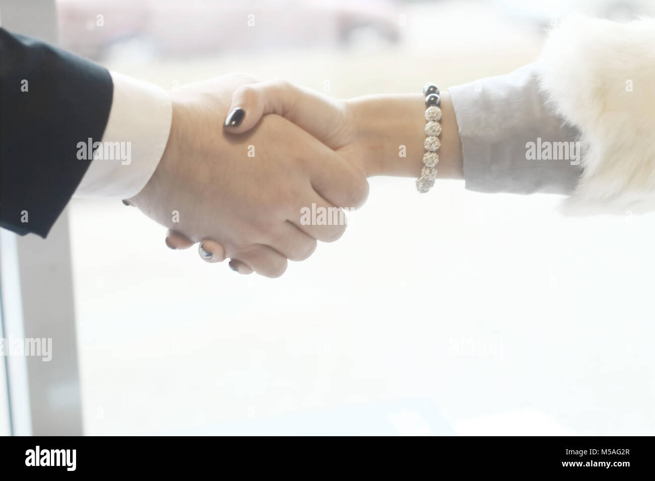 Closeup. La stretta di mano tra business partner sullo sfondo dell'ufficio. Foto Stock