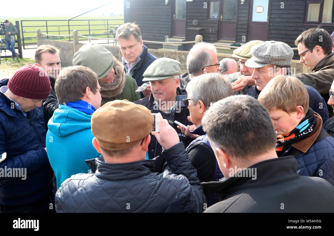 Trainer Colin Tizzard parla ai membri dei media durante la visita di stabile a Colin Tizzard's yard a Milborne Port, Somerset. Foto Stock