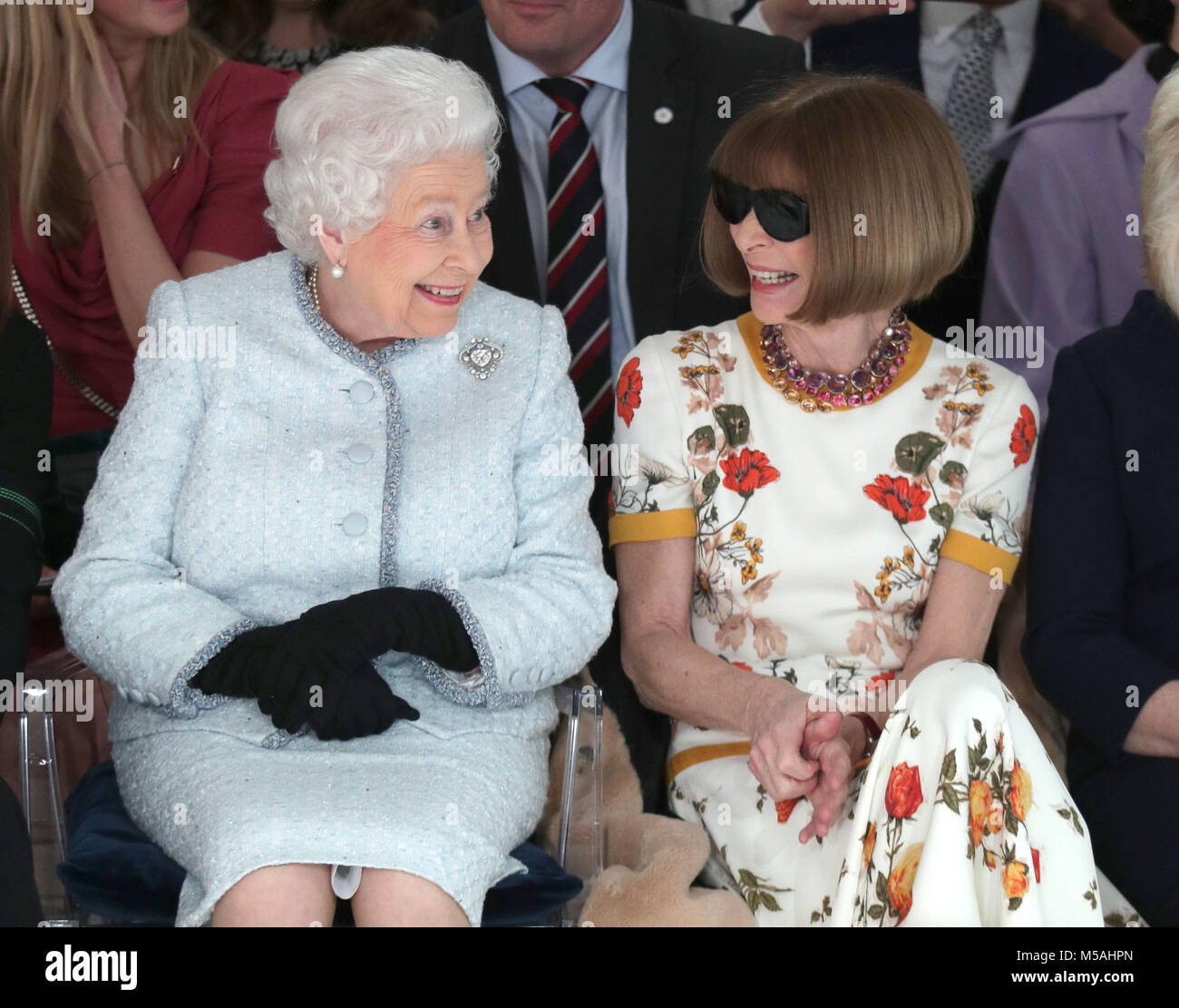 File foto datata 20/02/18 della Regina Elisabetta II accanto a Anna Wintour  (a destra), come l'American Vogue editor è stato criticato da un esperto di  royal etichettatura la sua decisione di indossare