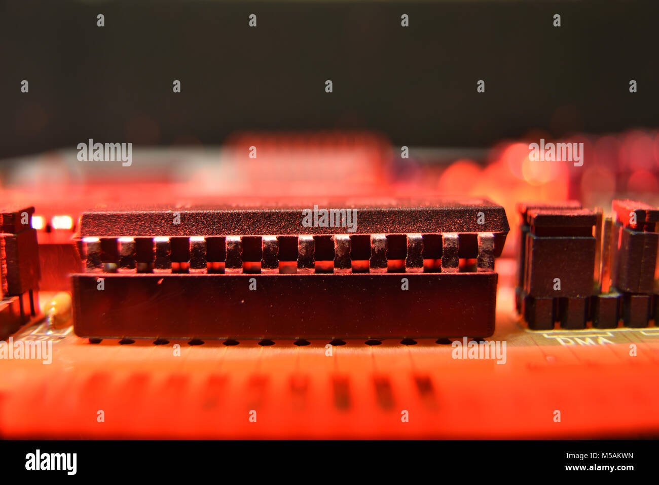 Close up di un microchip in luce rossa Foto Stock