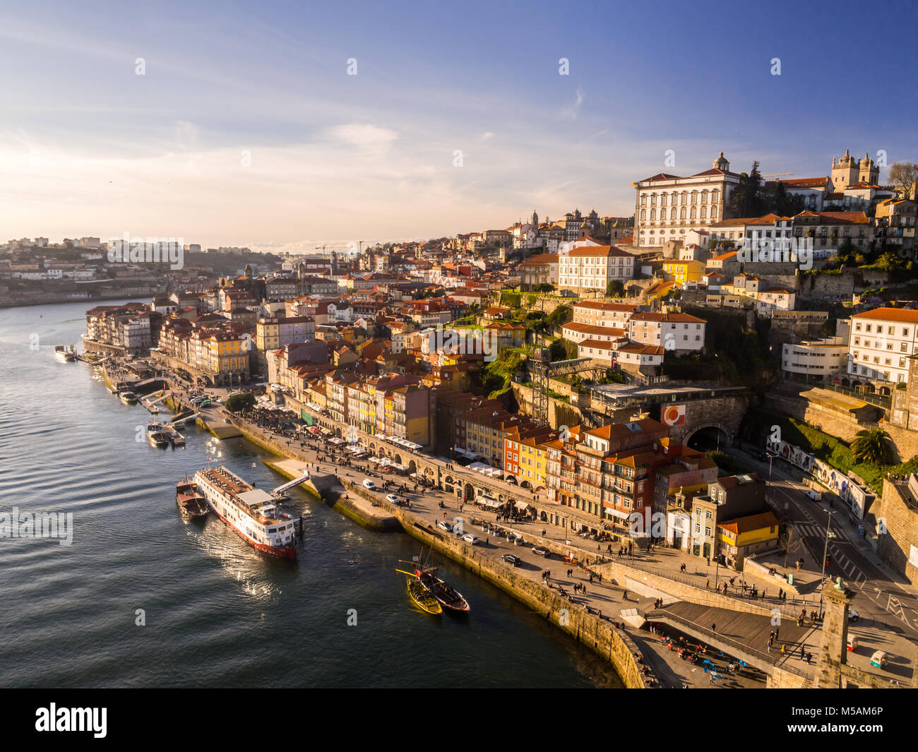 PORTO, Portogallo - 12 febbraio 2018: città vecchia di Porto, Portogallo,  come visto da Dom Luis bridge, al tramonto Foto stock - Alamy