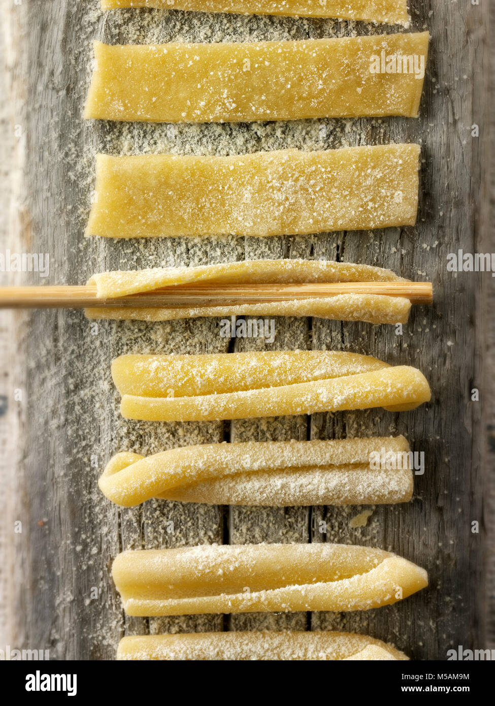 Italaian tradizionale pasta Casarecce essendo sagomata e realizzata in un ambiente rustico Foto Stock