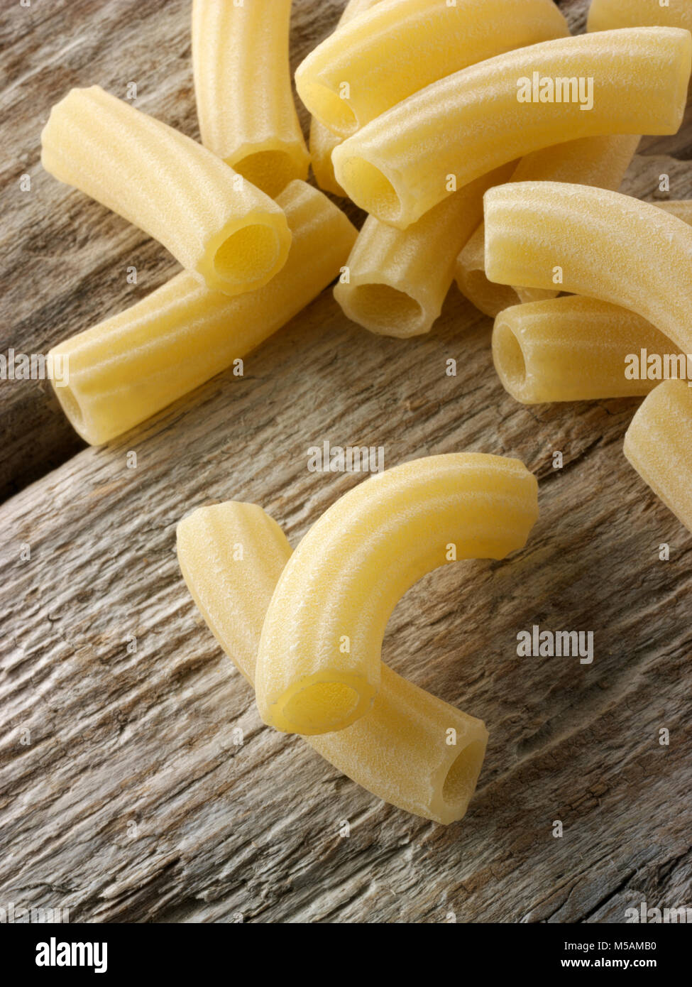 Secchi tradizionali Italaian Maccheroni di Toscana pasta chiudere in su in un ambiente rustico in legno Foto Stock