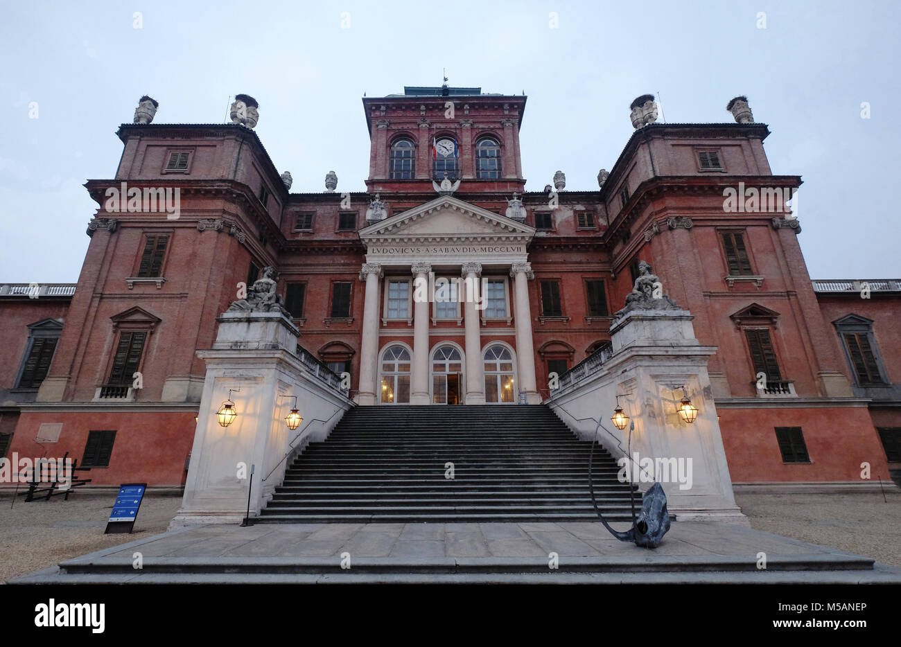 Facciata meridionale del Castello Reale di Racconigi,provincia di Cuneo, Italia. Il castello era una volta la residenza reale dei Savoia Foto Stock
